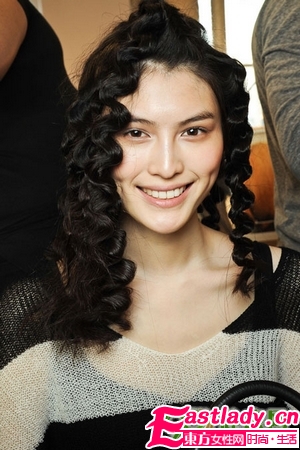 洋娃娃一般的蓬松卷發(fā)
