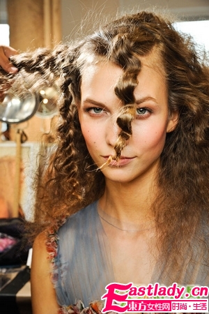 洋娃娃一般的蓬松卷發(fā)