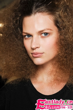 洋娃娃一般的蓬松卷發(fā)