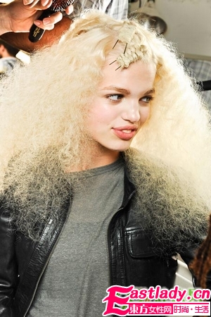 洋娃娃一般的蓬松卷發(fā)