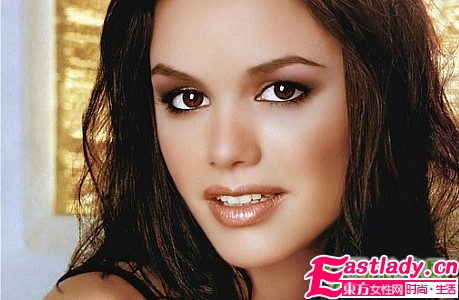 看明星如何保養(yǎng)水嫩紅唇