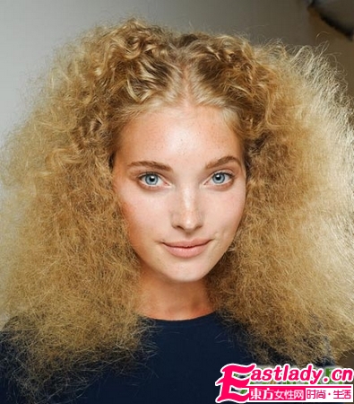 洋娃娃一般的蓬松卷發(fā)