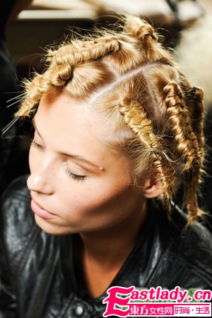 洋娃娃一般的蓬松卷發(fā)