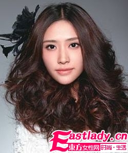 怎么用吹風(fēng)機(jī)把頭發(fā)吹蓬松