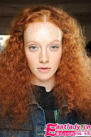 洋娃娃一般的蓬松卷發(fā)