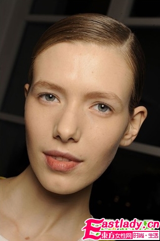 光潔嫩膚 找準(zhǔn)痘痘的四個(gè)成因