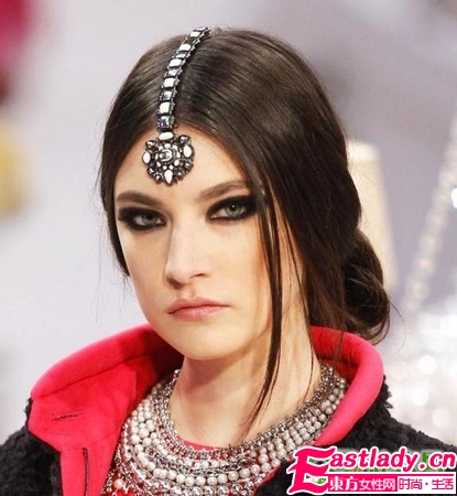 濃黑煙熏妝與眉心墜的絕配