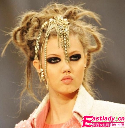 濃黑煙熏妝與眉心墜的絕配