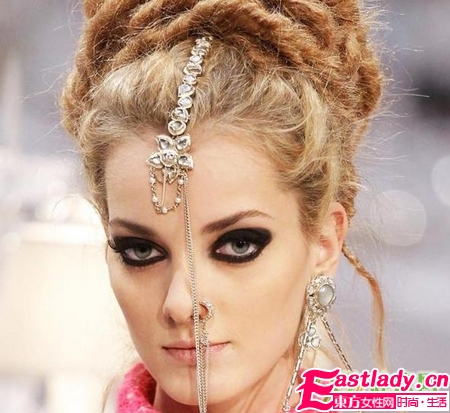 濃黑煙熏妝與眉心墜的絕配