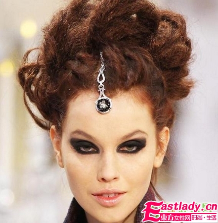 濃黑煙熏妝與眉心墜的絕配