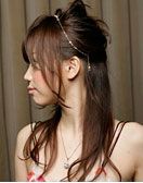 魅力升級 巧用項鏈點綴盤發(fā)