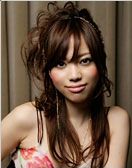 魅力升級 巧用項鏈點綴盤發(fā)