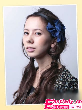 蓬松辮子發(fā)型怎么扎