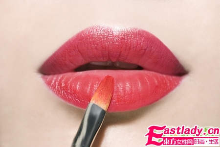 去除嘴唇死皮 抹點(diǎn)白糖就行