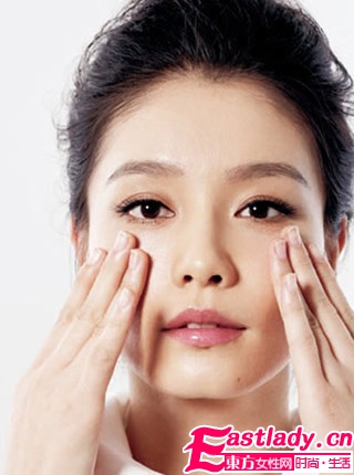 明星支招 祛除浮腫眼圈按摩法