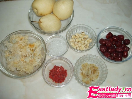 秋季美容養(yǎng)顏湯 梨銀耳紅棗枸杞湯