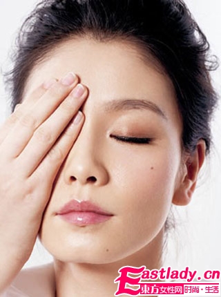 明星支招 祛除浮腫眼圈按摩法