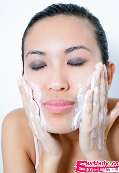 消滅唇角粉刺UP挑花運(yùn)