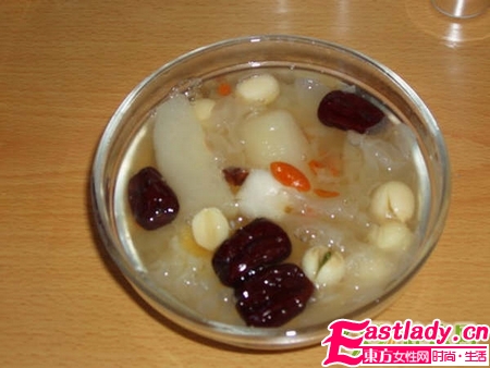 秋季美容養(yǎng)顏湯 梨銀耳紅棗枸杞湯
