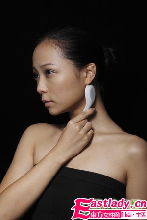 最簡單的除皺方 調羹刮臉術