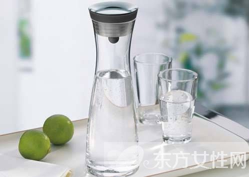 小心 這三個(gè)錯(cuò)誤喝水習(xí)慣喝多了會(huì)致癌