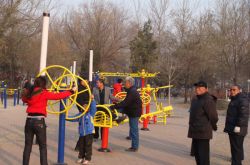 合理運(yùn)用戶外健身器材 這些方面一定要注意