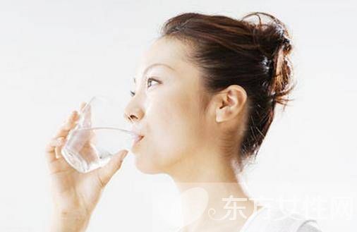 小心 這三個(gè)錯(cuò)誤喝水習(xí)慣喝多了會(huì)致癌