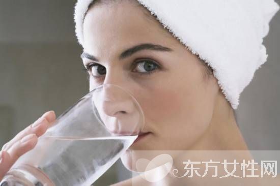 小心 這三個(gè)錯(cuò)誤喝水習(xí)慣喝多了會(huì)致癌