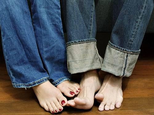 腳抽筋是什么原因 真的是因?yàn)槿扁}嗎