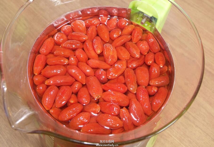 枸杞子泡酒喝的功效與做法 增強造血功能