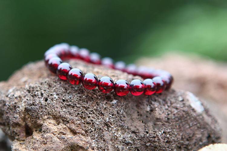 紅石榴石的功效與作用 如何鑒別紅石榴石真假