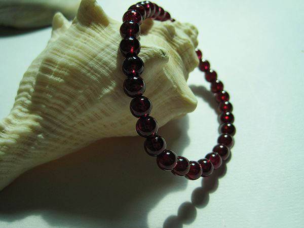 紅石榴石的功效與作用 如何鑒別紅石榴石真假