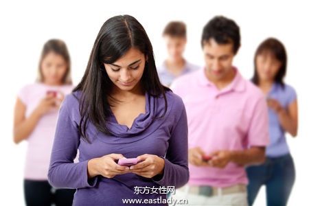 長時間滑手機容易造成眼瞼下垂