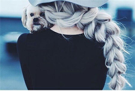 突然長(zhǎng)白發(fā)小心身體出問題