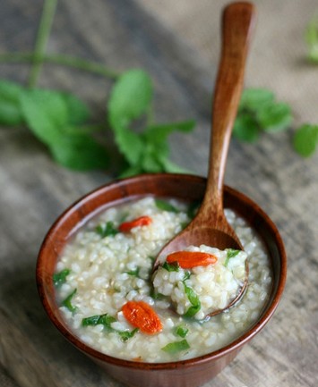 夏季養(yǎng)生 老人飲食吃粗糧最滋補