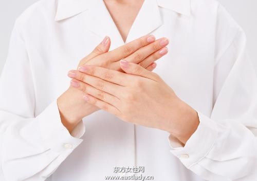 手腳出汗是怎么回事 應(yīng)該如何治療呢