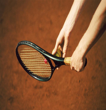 打網(wǎng)球的錯(cuò)誤動(dòng)作  會(huì)造成肌肉拉傷的后果