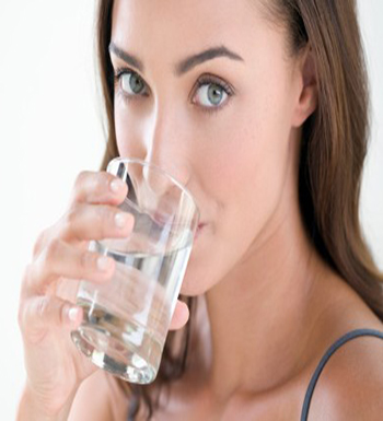 熬夜長痘怎么辦  熬夜長痘多喝水少化妝