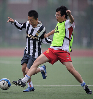 踢足球技巧 足球比賽怎么做好戰(zhàn)術(shù)配合