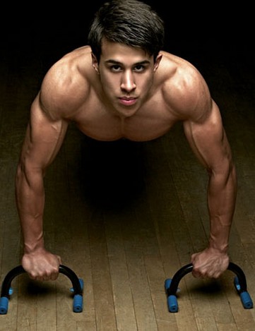 俯臥撐的好處 俯臥撐來助你完美胸肌