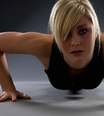 俯臥撐的正確做法 女生做俯臥撐的好處