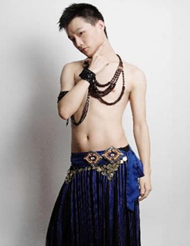 男人跳出健康性感魅力的肚皮舞