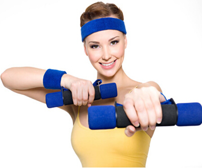 夏季練啞鈴健身操 輕松甩掉脂肪