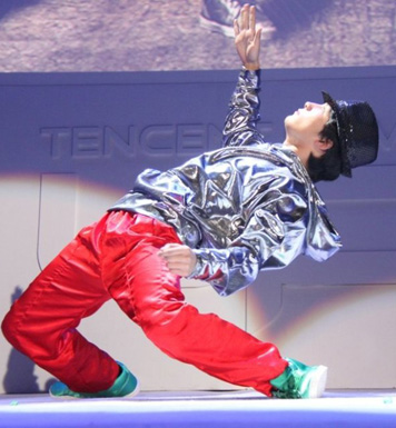 跳舞前需做好熱身運(yùn)動(dòng) 機(jī)械舞對(duì)健身的好處