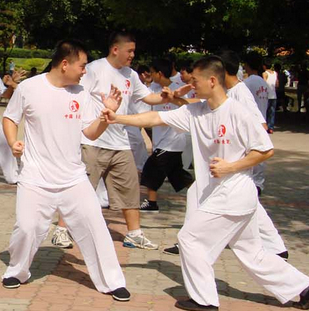 下面來詳細(xì)看看練太極的好處吧