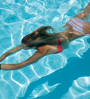 游泳腿抽筋怎么辦 游泳時出現(xiàn)意外如何自救