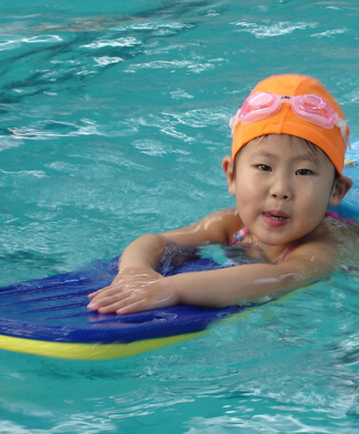 生活安全常識(shí) 游泳時(shí)間過長易引起肌肉痙攣