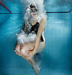 游泳技巧 做好準(zhǔn)備防止游泳時(shí)腿抽筋