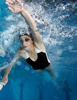 自由泳技巧 自由泳近體直劃手的入水點(diǎn)