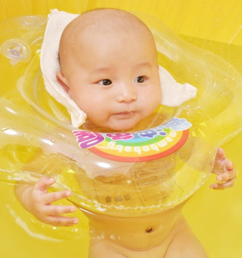 嬰兒游泳的好處 嬰兒學(xué)游泳的好處